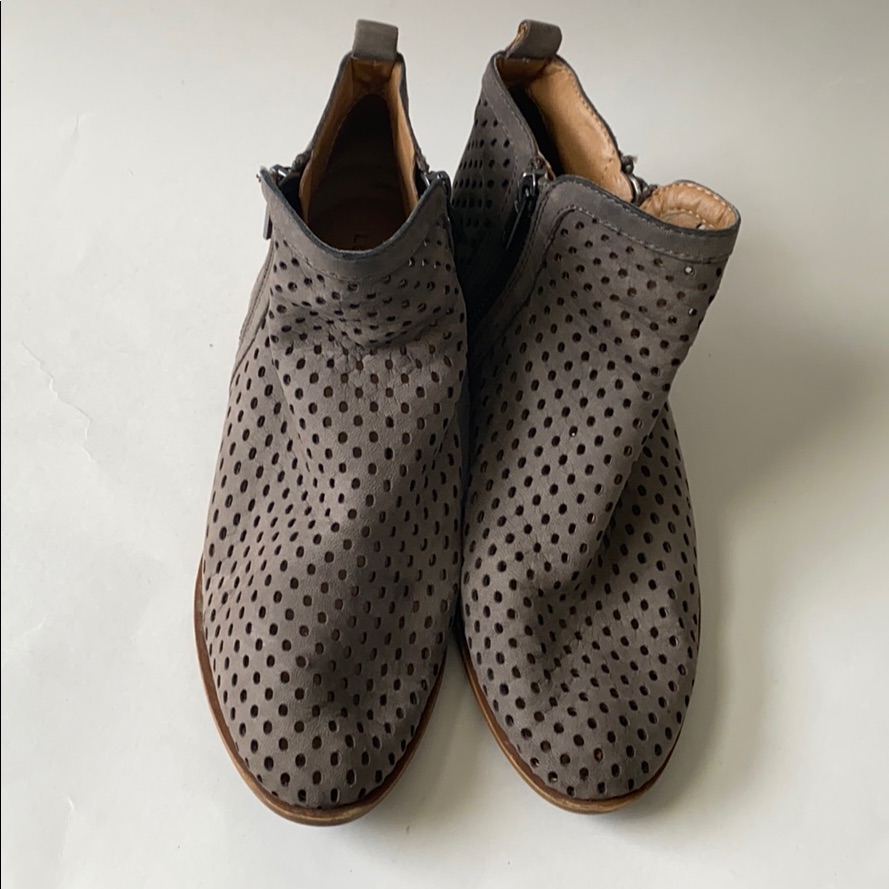 Lucky Brand Perforated Taupe Leather Booties 7m37